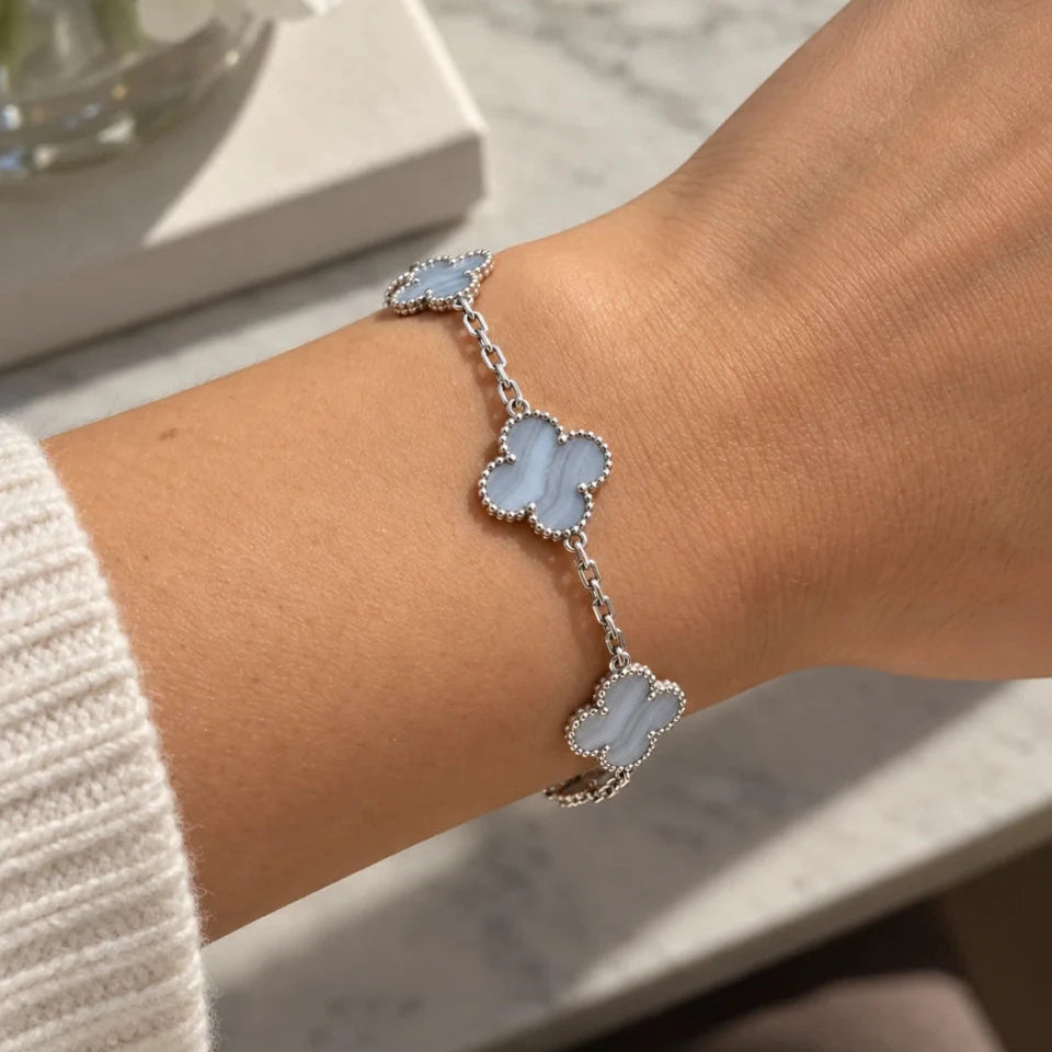 Bracelet VAN CLEEF & ARPELS “Vintage Alhambra” en or blanc et calcédoine - Castafiore