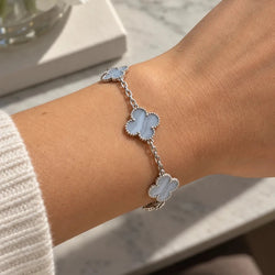 Bracelet VAN CLEEF & ARPELS “Vintage Alhambra” en or blanc et calcédoine - Castafiore