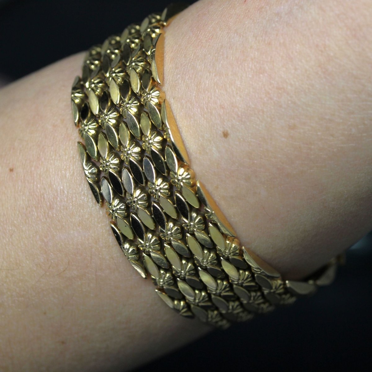 Bracelet vintage or jaune à décor de fleurettes - Castafiore