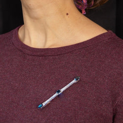 Broche ANCIENNE Barrette en or blanc et jaune saphirs et diamants - Castafiore