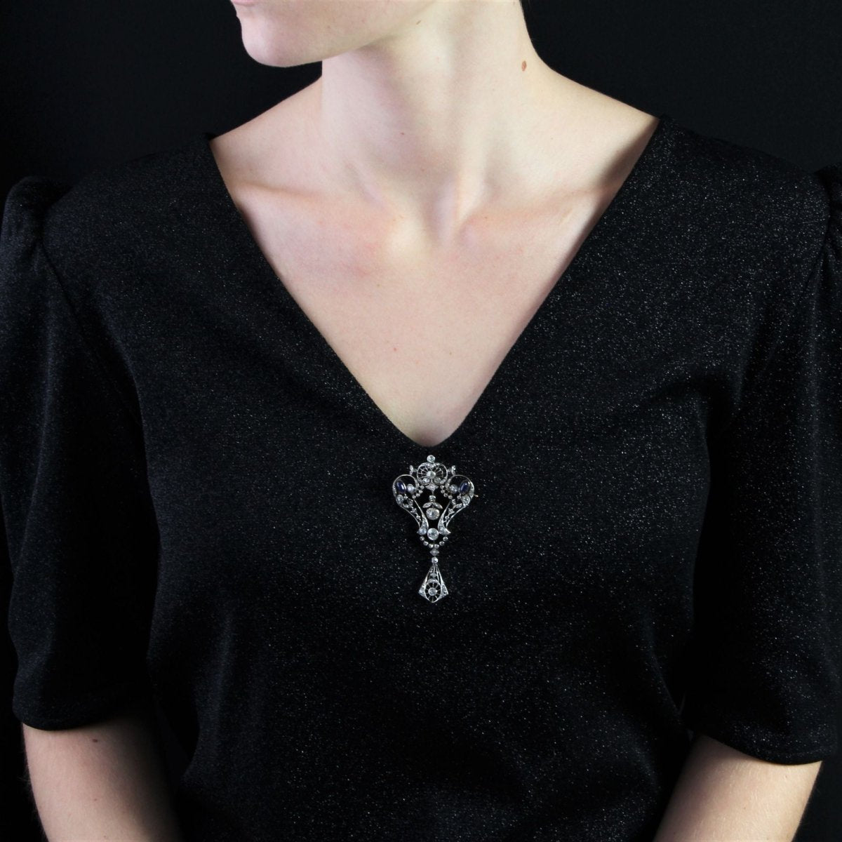 Broche ANCIENNE Dentelle en or rose et argent avec diamants et saphirs - Castafiore