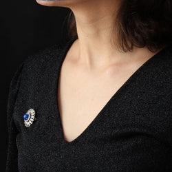 Broche ANCIENNE Fleur en or jaune et platine avec lapis lazuli et diamants - Castafiore