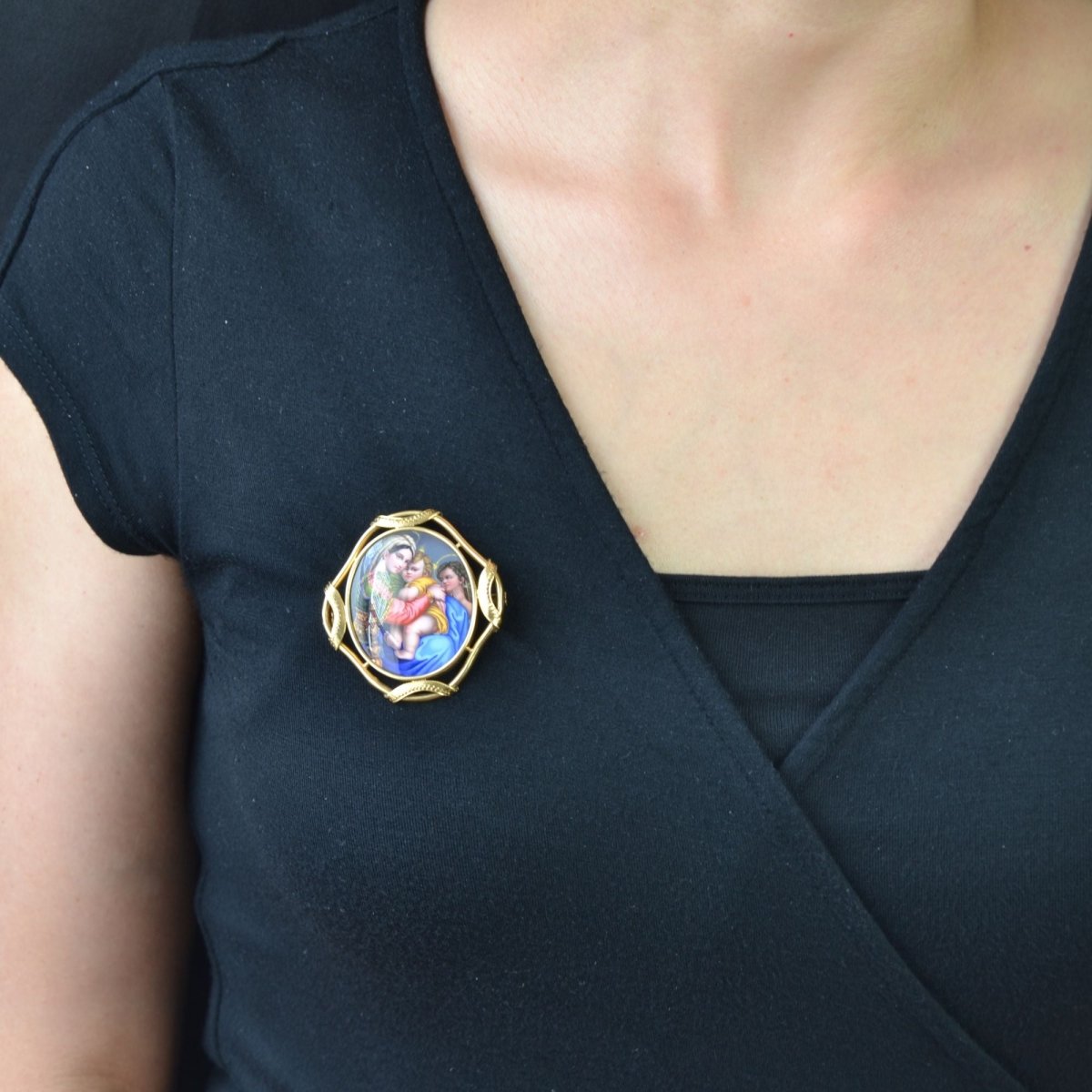 Broche ANCIENNE Ovale en or jaune et émail - Castafiore