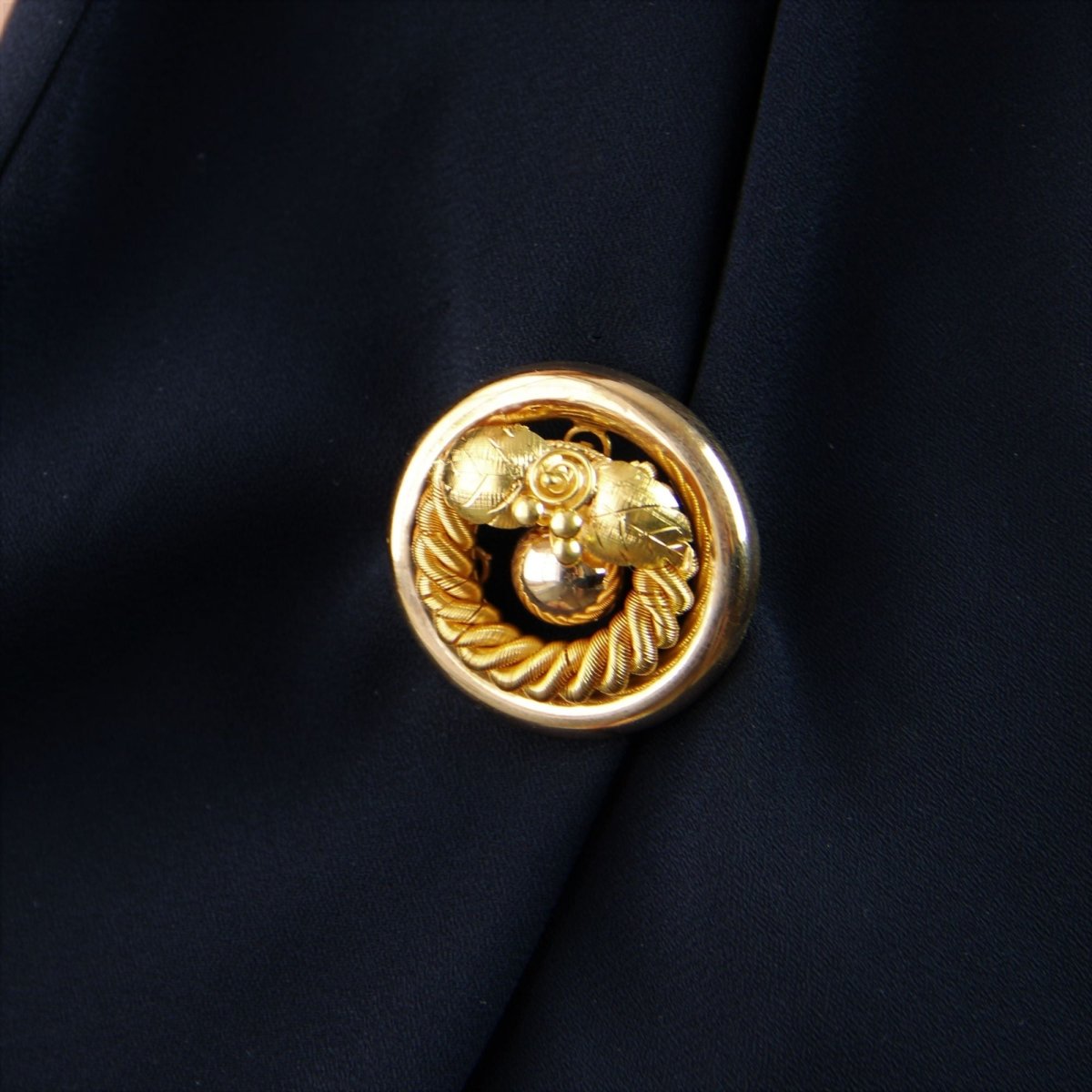 Broche ANCIENNE Ronde en or jaune - Castafiore