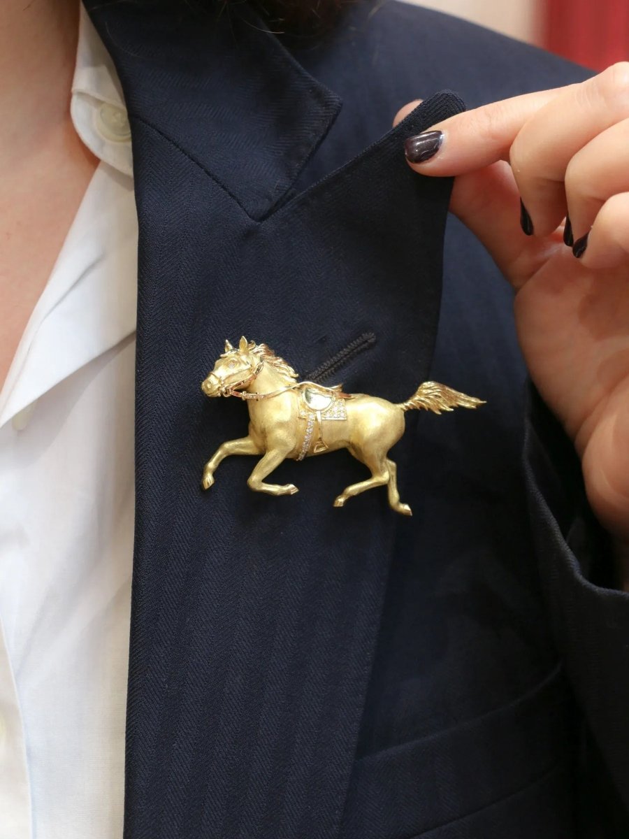 Broche animalière cheval en or jaune et diamants - Castafiore