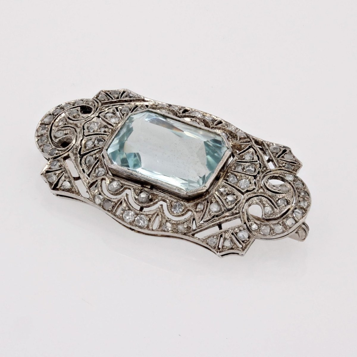 Broche Art Déco aigue - marine et diamants - Castafiore