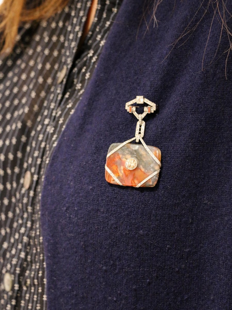 Broche Art - Déco en or, agate, corail et diamants - Castafiore