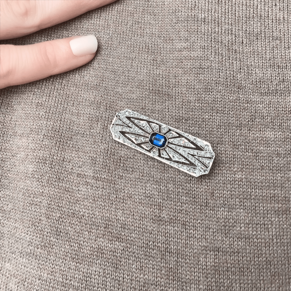 Broche Art Déco en or gris et platine avec saphir et diamants - Castafiore