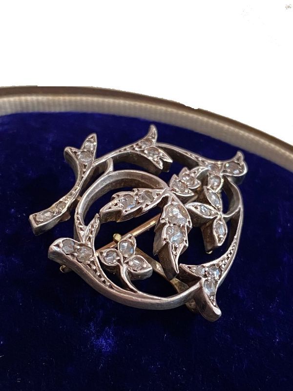 Broche aux motifs végétaux de la fin du XIXème siècle - Castafiore