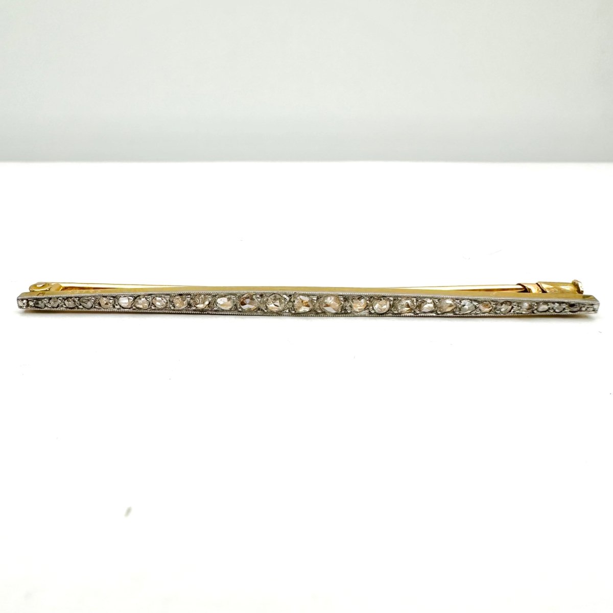 Broche Barrette Art Deco en or jaune, platine et diamants - Castafiore