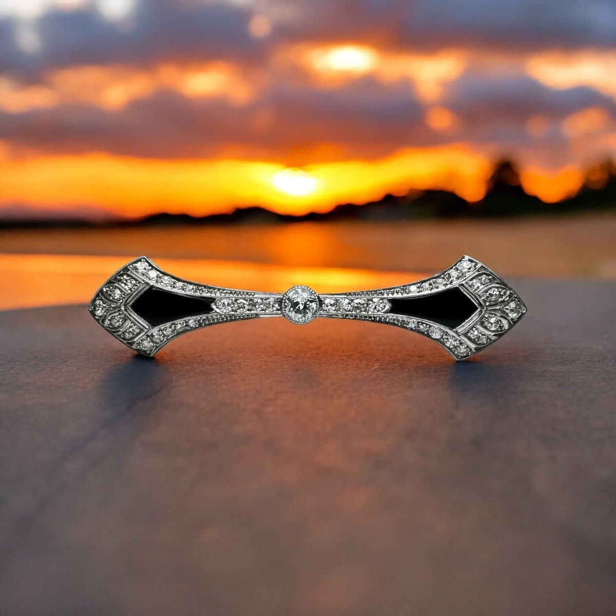 Broche barrette Art - Déco en platine, diamants et onyx. - Castafiore