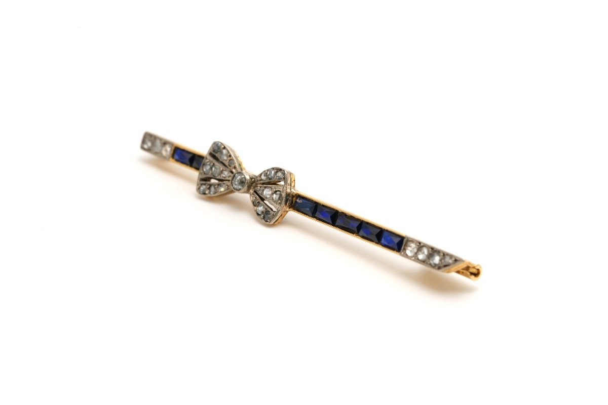 Broche Barrette en or blanc, or jaune, saphirs et diamants - Castafiore