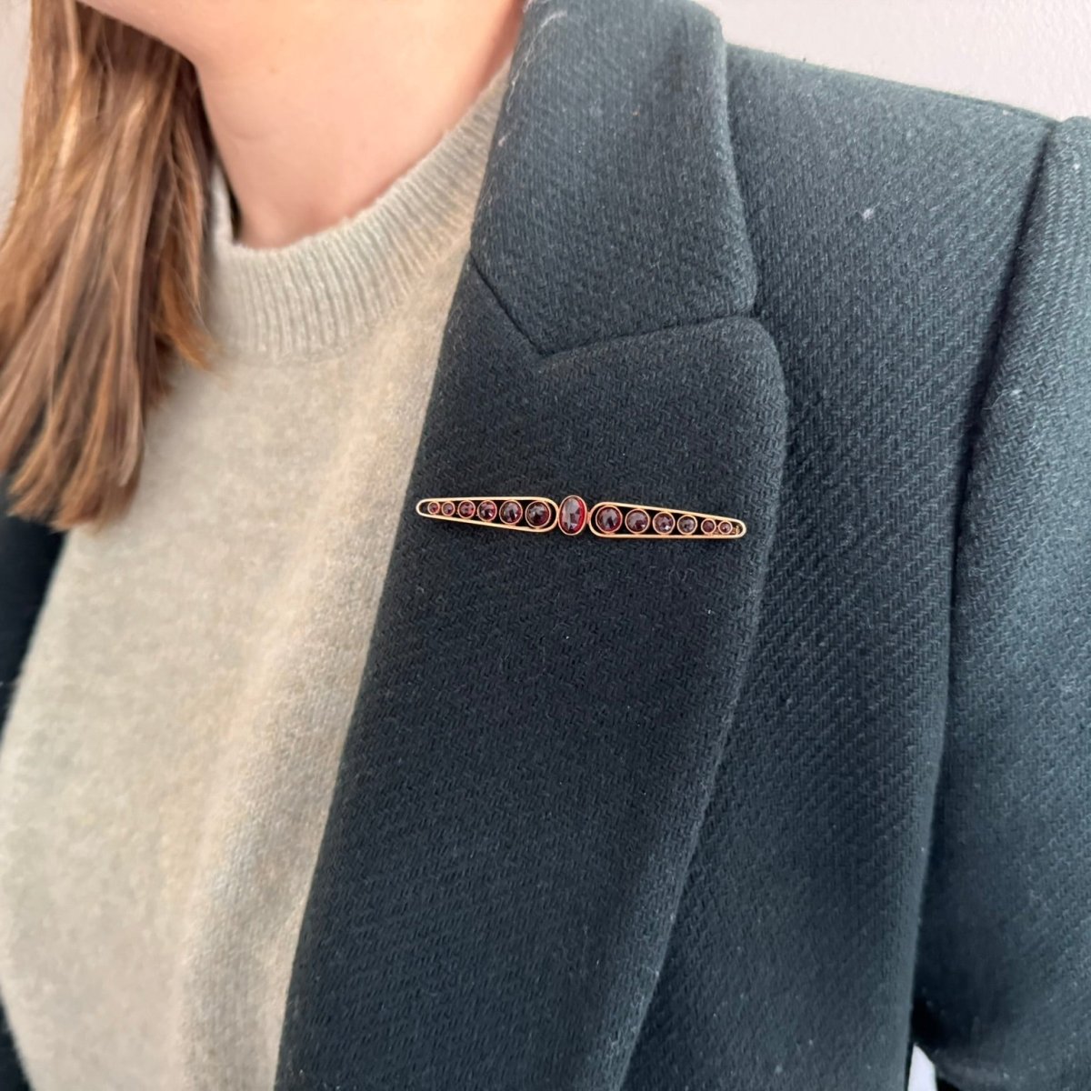 Broche Barrette en or jaune et grenats - Castafiore