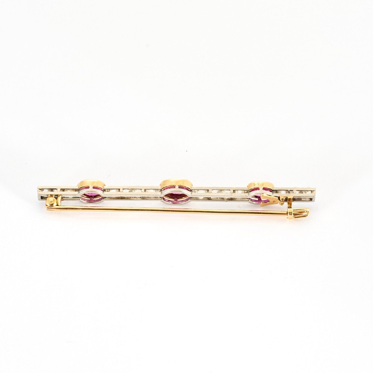 Broche Barrette en platine, or jaune, rubis, et diamants - Castafiore
