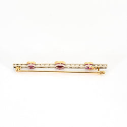Broche Barrette en platine, or jaune, rubis, et diamants - Castafiore