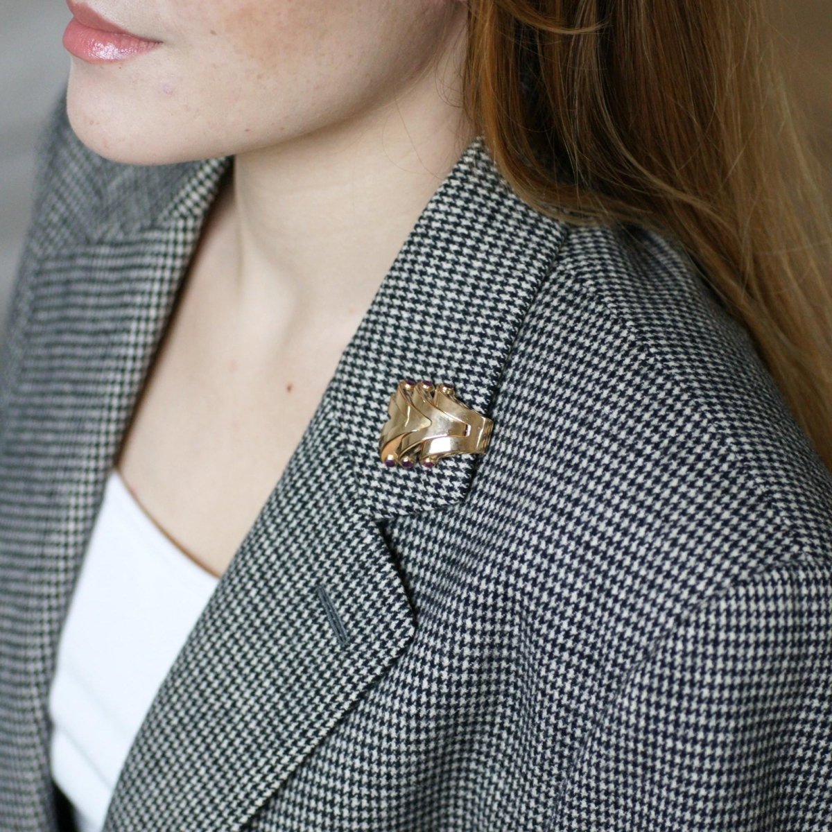 Broche BOUCHERON clip en or rose et rubis - Castafiore