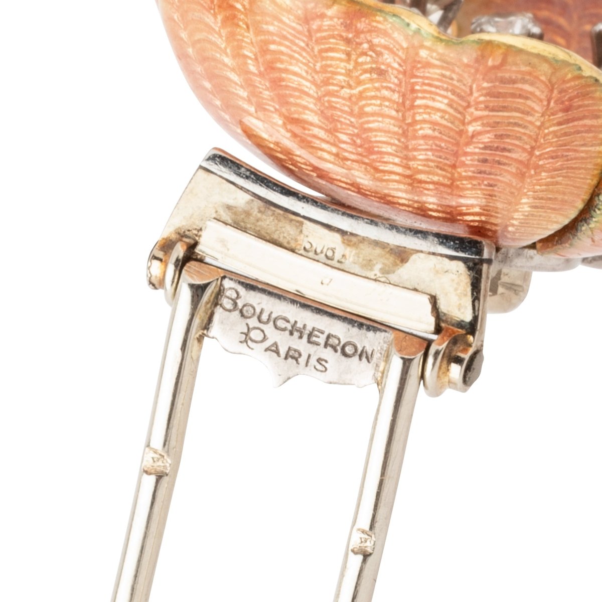 Broche BOUCHERON "Eglantine" en or blanc, émail rose et diamants - Castafiore