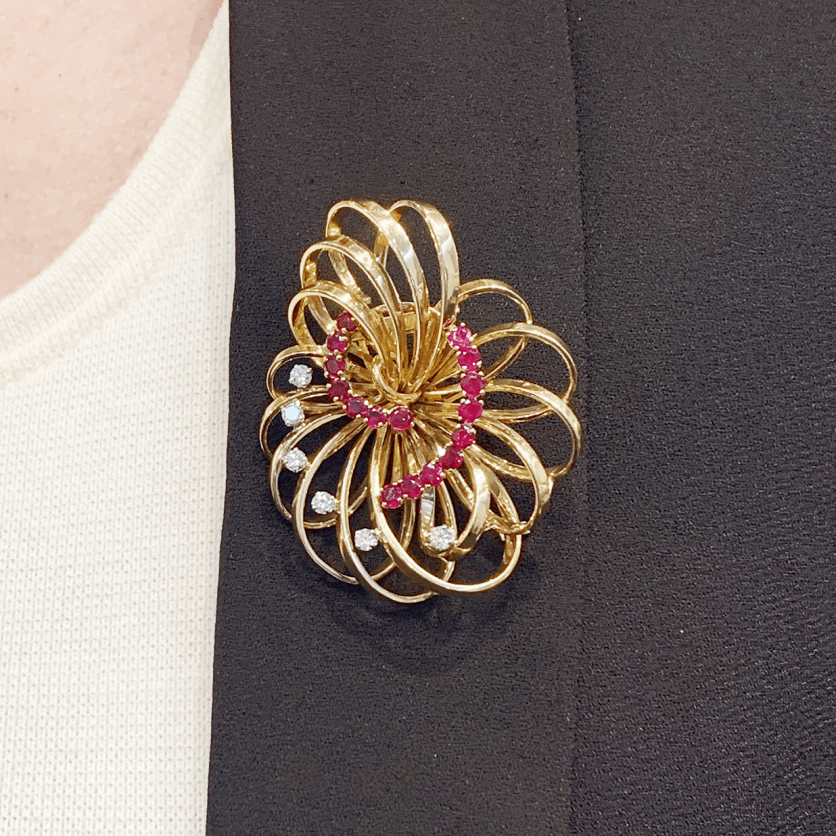 Broche BOUCHERON, or jaune, platine, rubis et diamants. - Castafiore