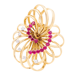 Broche BOUCHERON, or jaune, platine, rubis et diamants. - Castafiore