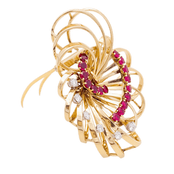 Broche BOUCHERON, or jaune, platine, rubis et diamants. - Castafiore