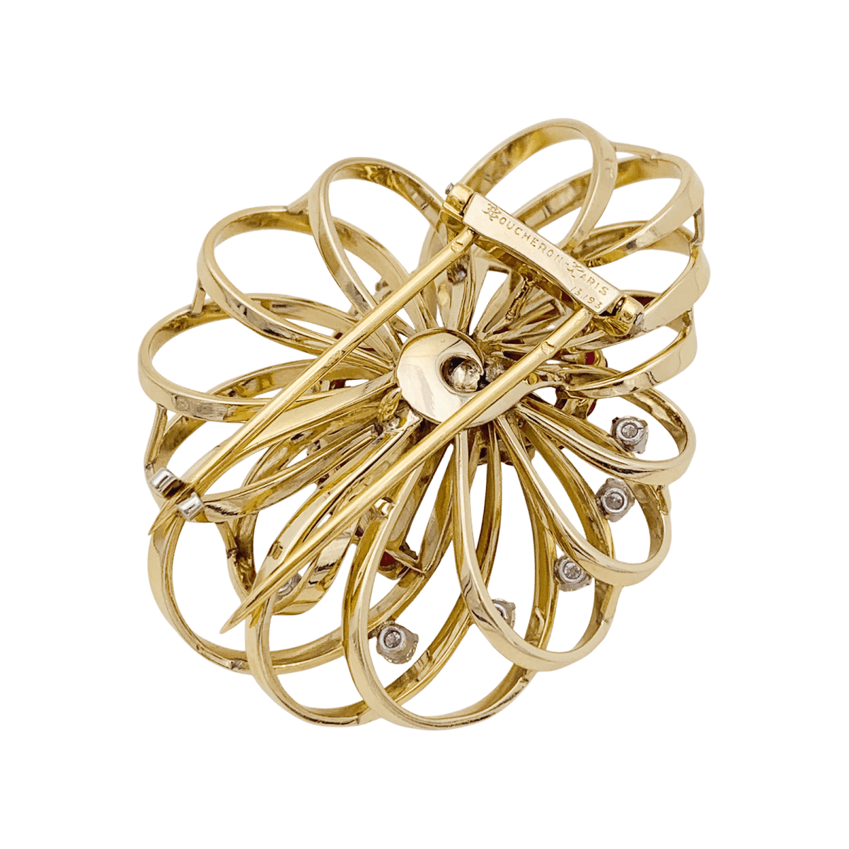 Broche BOUCHERON, or jaune, platine, rubis et diamants. - Castafiore
