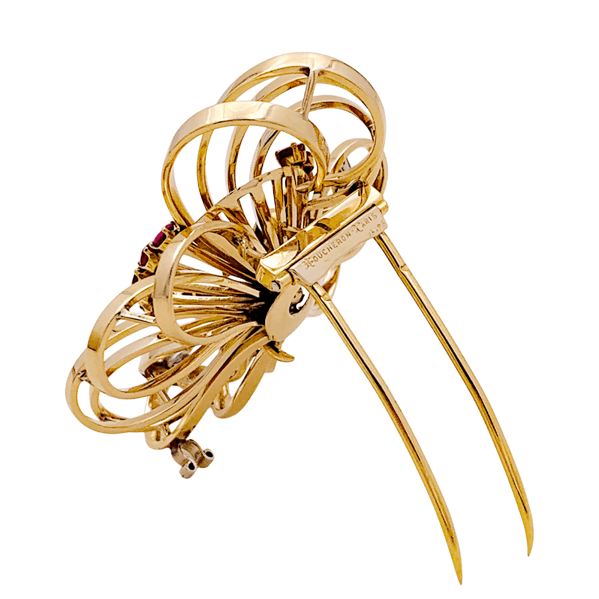 Broche BOUCHERON, or jaune, platine, rubis et diamants. - Castafiore