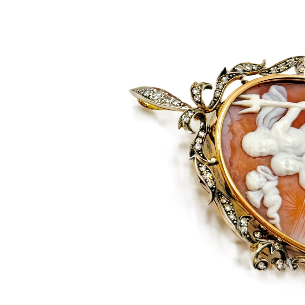 Broche camée en or gris et argent - Castafiore