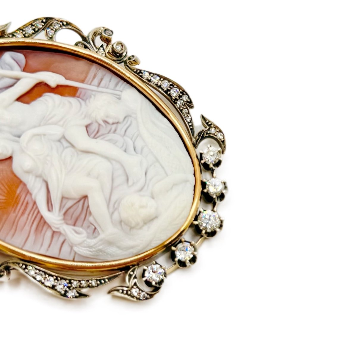 Broche camée en or gris et argent avec diamants - Castafiore