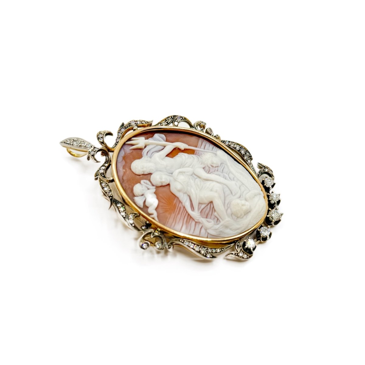 Broche camée en or gris et argent avec diamants - Castafiore