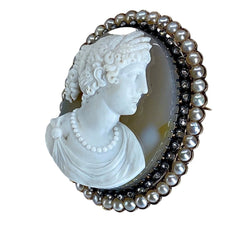 Broche Camée en or jaune, agate, perles et diamants - Castafiore