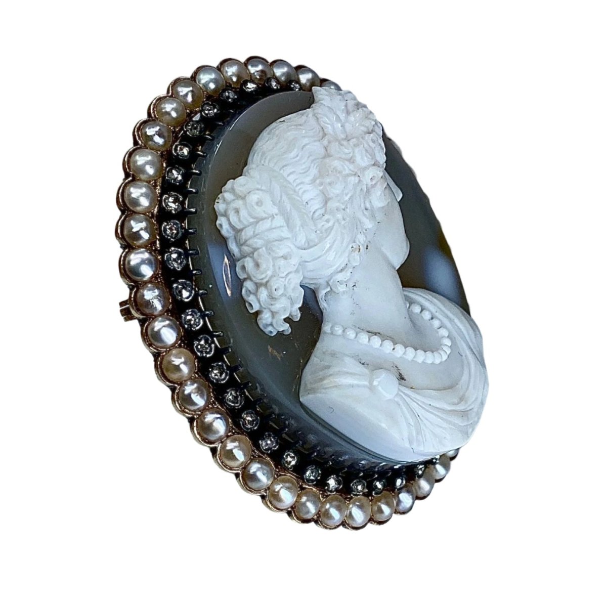 Broche Camée en or jaune, agate, perles et diamants - Castafiore