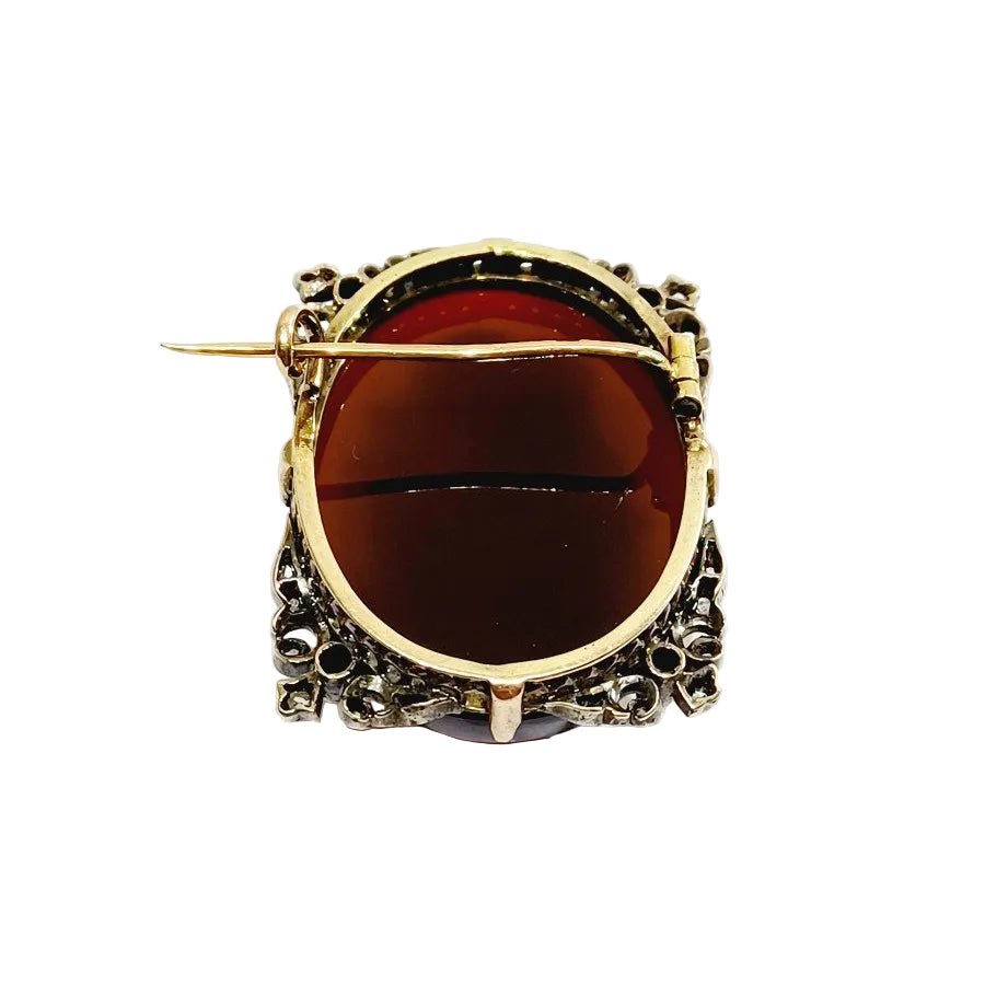 Broche Camée en or rose, cornaline et diamants - Castafiore