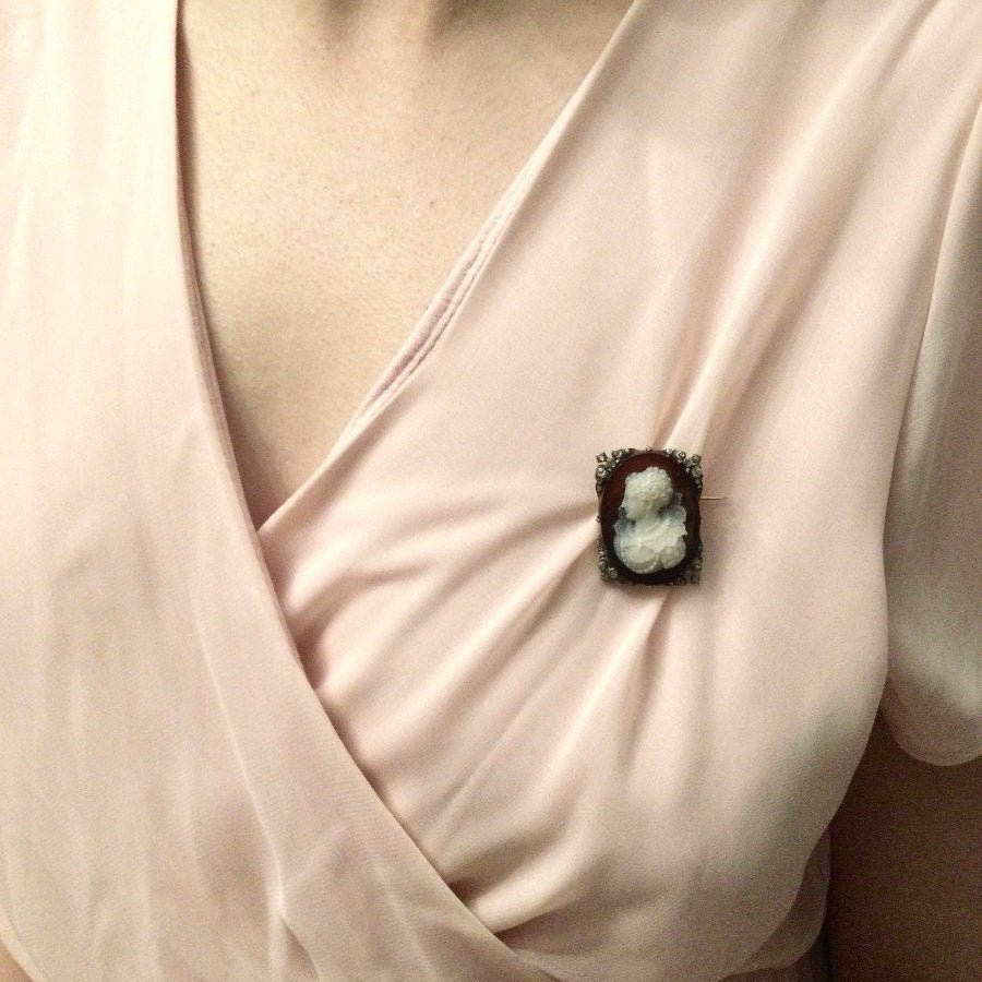 Broche Camée en or rose, cornaline et diamants - Castafiore
