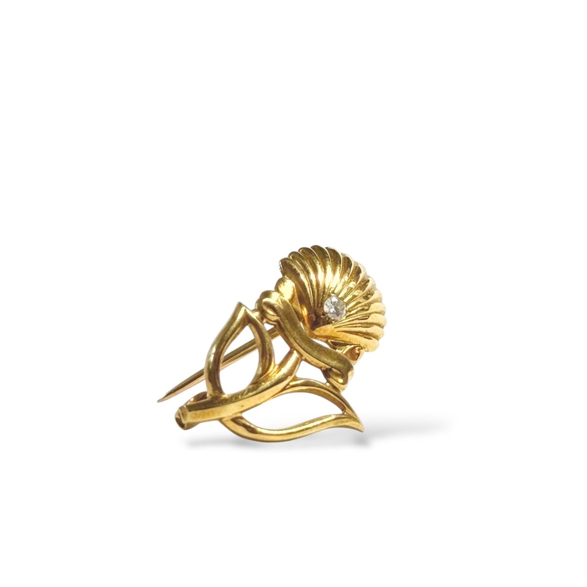 Broche CARTIER coquille feuillage en or jaune et diamant - Castafiore