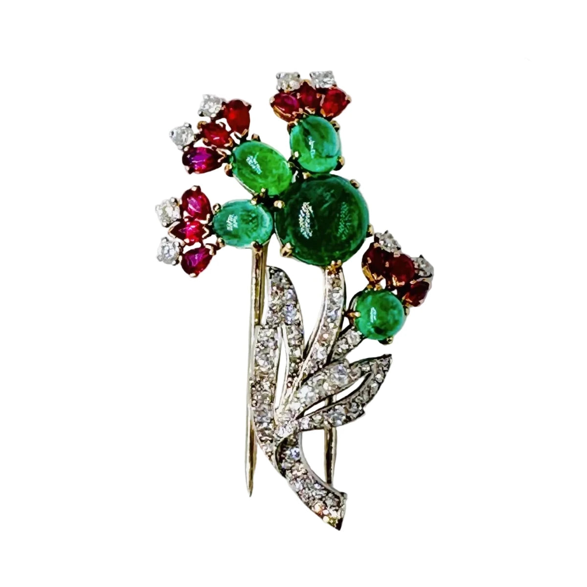 Broche CARTIER 'Fleur" en or blanc, émeraudes, rubis et diamants - Castafiore