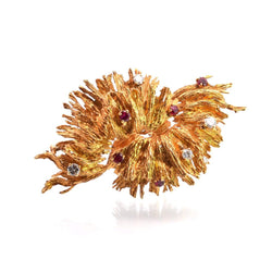 Broche CHAUMET en or jaune, rubis et diamants - Castafiore