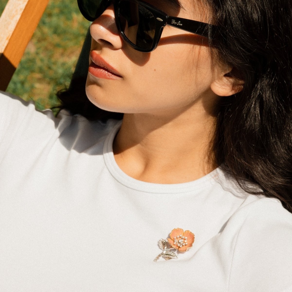 Broche Clip BOUCHERON "Eglantine" en or blanc, émail rose et diamants - Castafiore