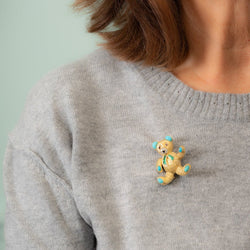 Broche Clip BOUCHERON Ours en or jaune, saphir, rubis, émeraudes, turquoises et diamants - Castafiore