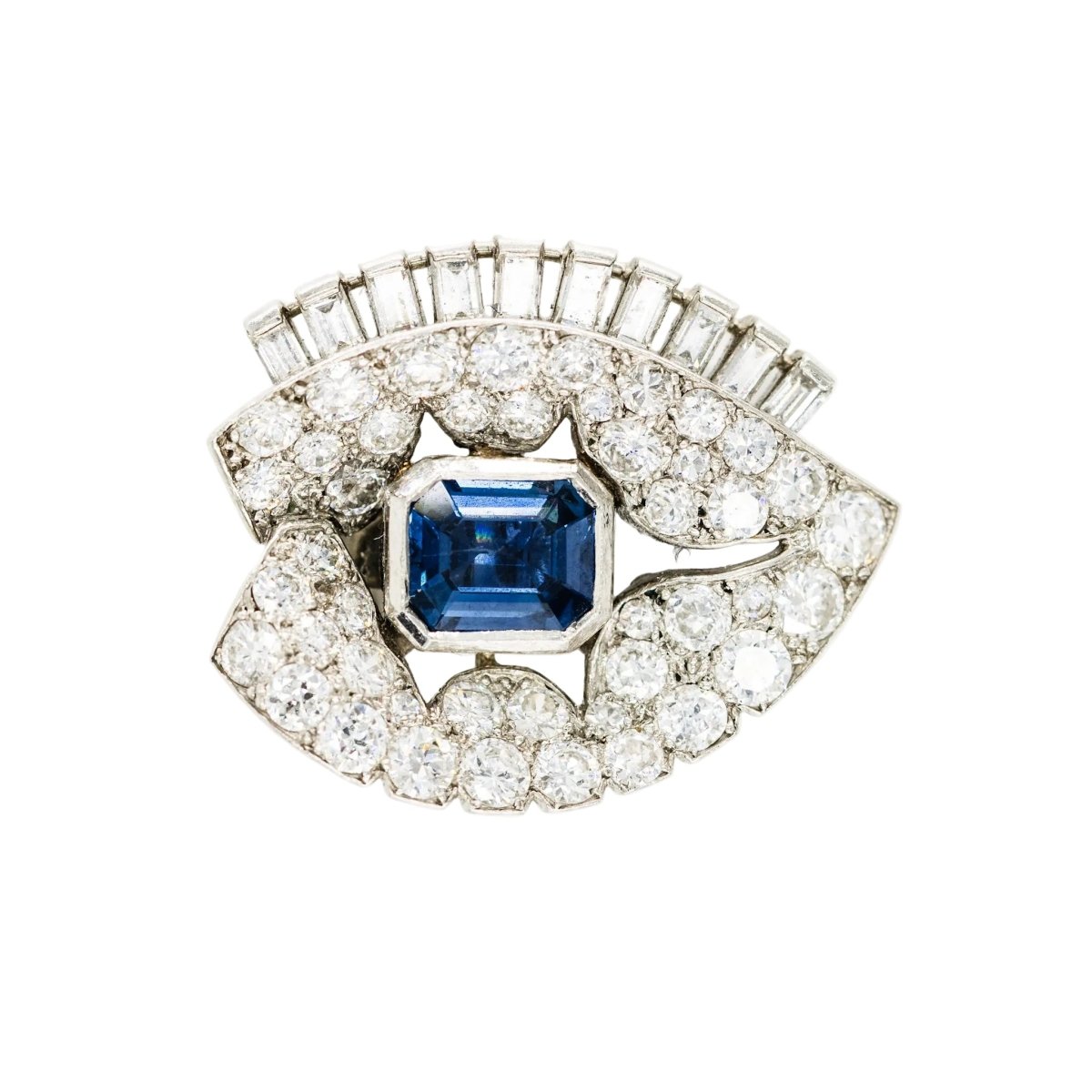 Broche Clip CARTIER en platine, saphir et diamants - Castafiore