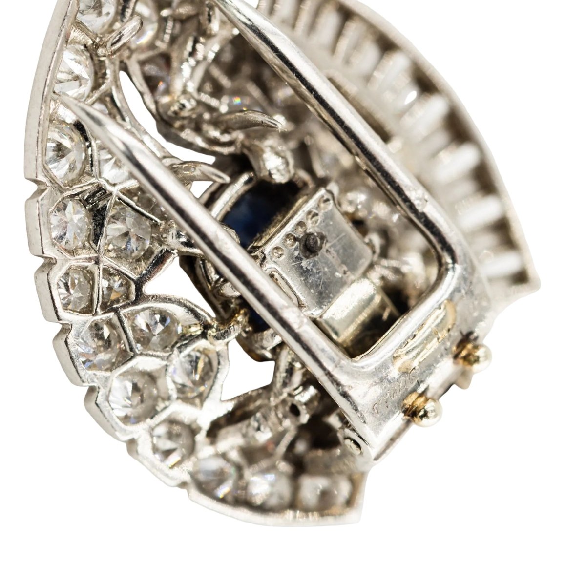 Broche Clip CARTIER en platine, saphir et diamants - Castafiore