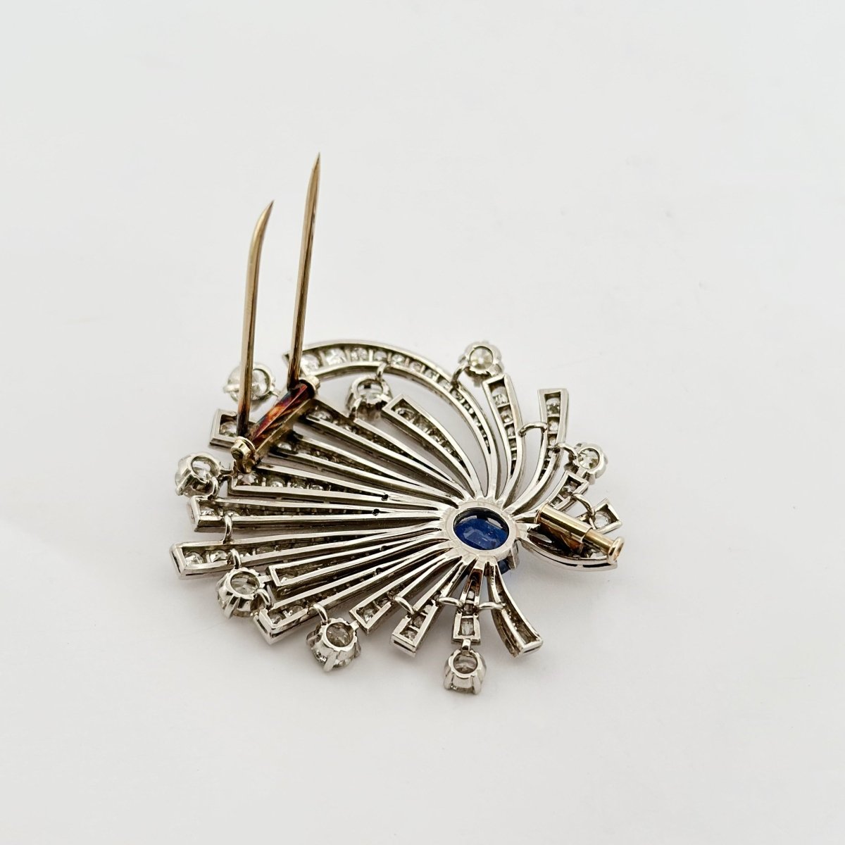 Broche Clip en or blanc, platine, saphir et diamants - Castafiore