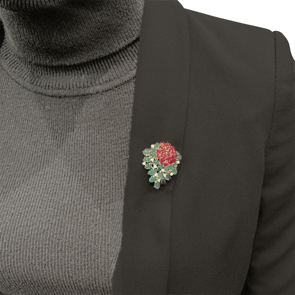 Broche Clip en or jaune, rubis, émeraudes et diamants - Castafiore