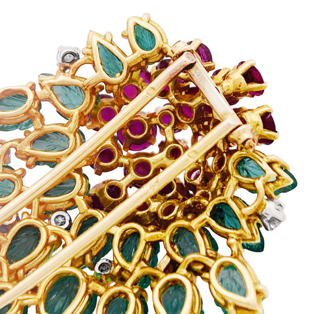 Broche Clip en or jaune, rubis, émeraudes et diamants - Castafiore