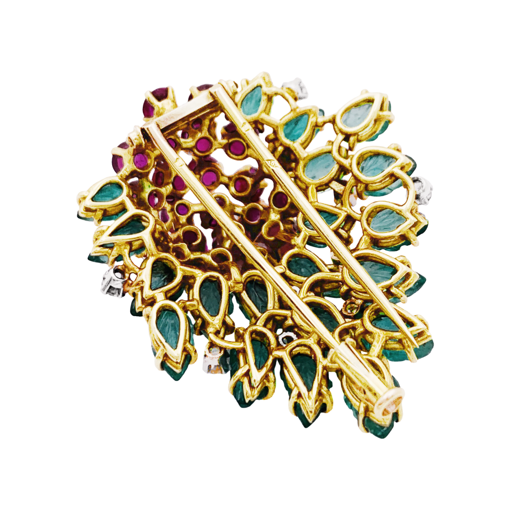 Broche Clip en or jaune, rubis, émeraudes et diamants - Castafiore