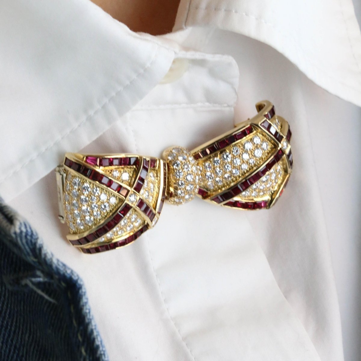 Broche Clip en or jaune, rubis et diamants - Castafiore