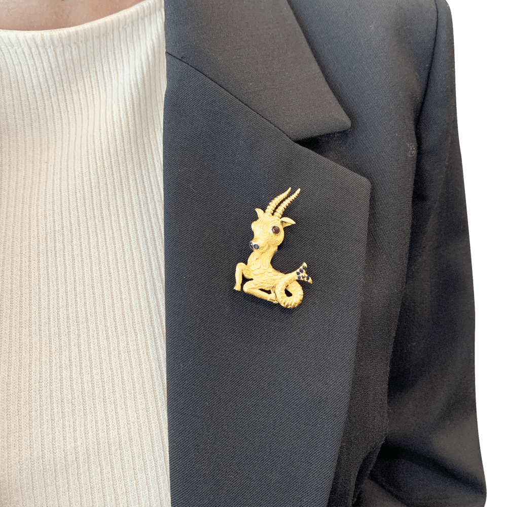 Broche Clip en or jaune, rubis et saphirs - Castafiore