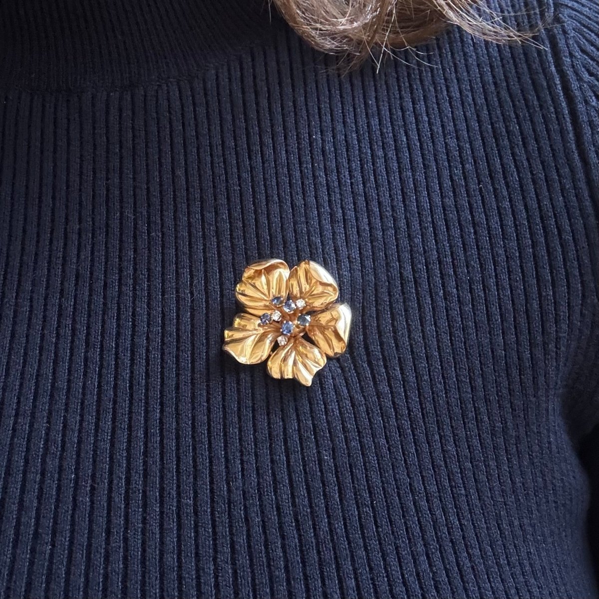 Broche Clip en or jaune, saphirs et diamants - Castafiore
