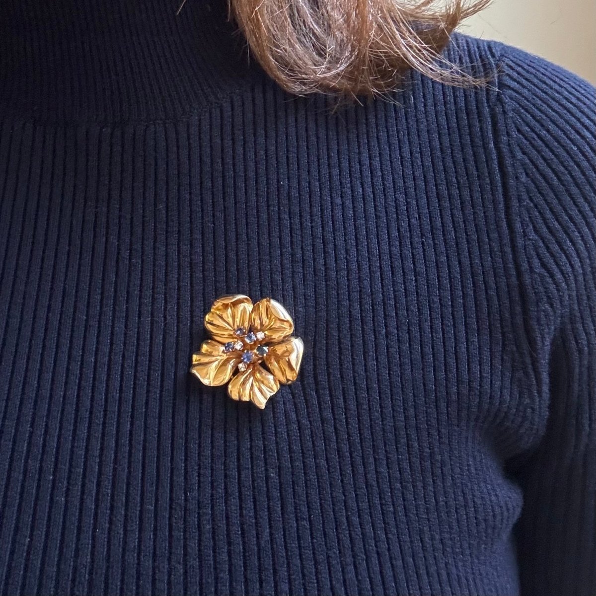 Broche Clip en or jaune, saphirs et diamants - Castafiore