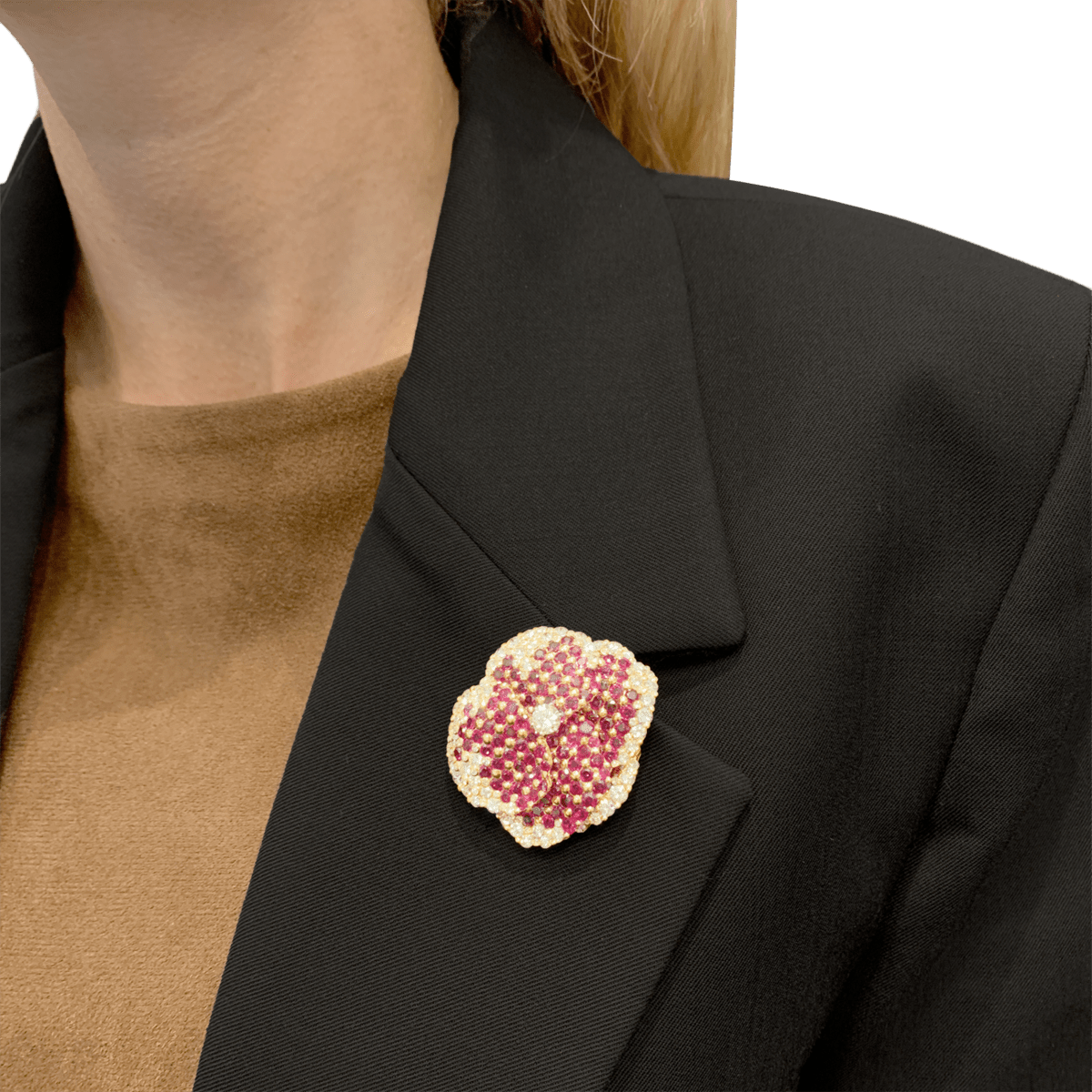 Broche Clip "Pensée" en or jaune, rubis et diamants - Castafiore