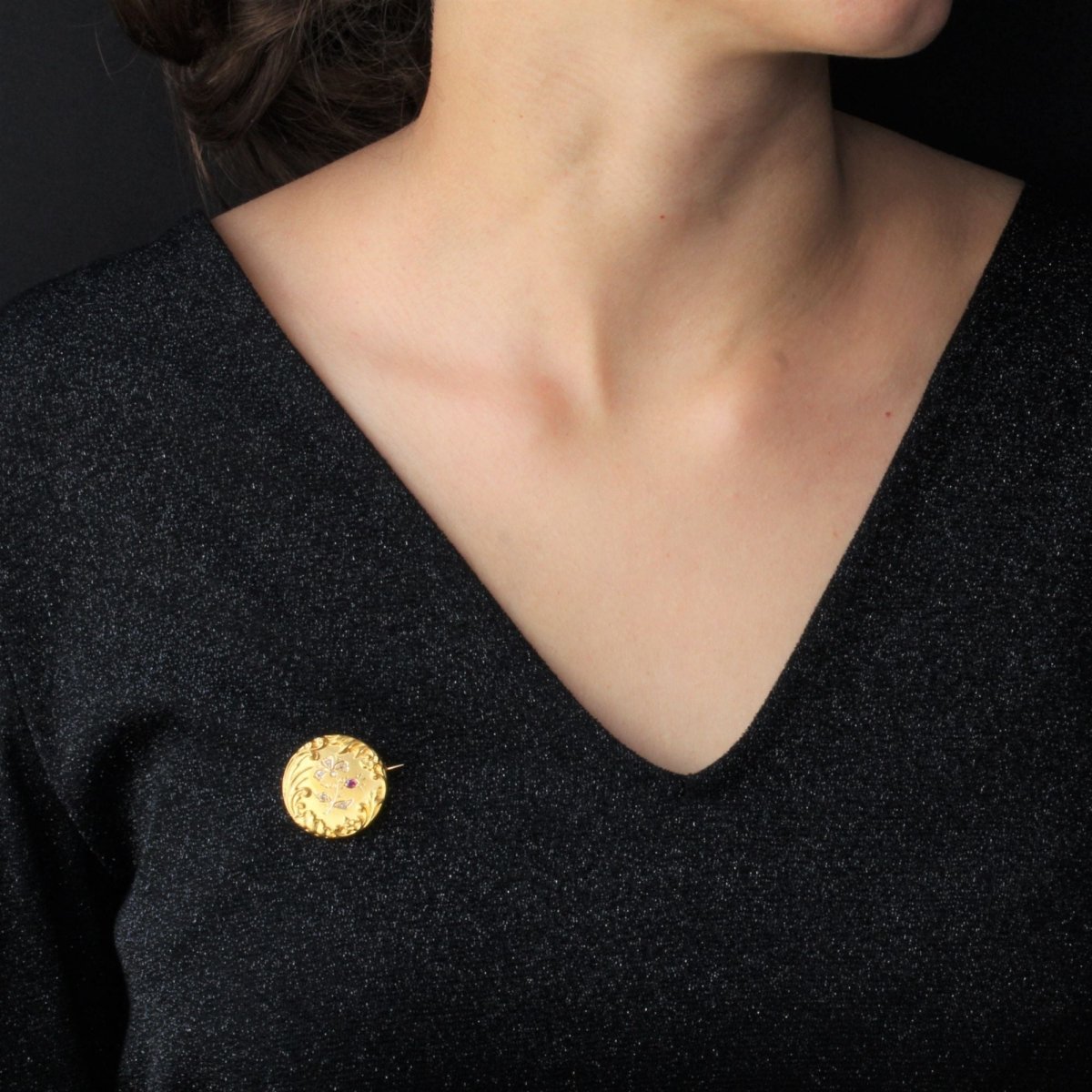 Broche décor floral en or jaune rubis diamants - Castafiore